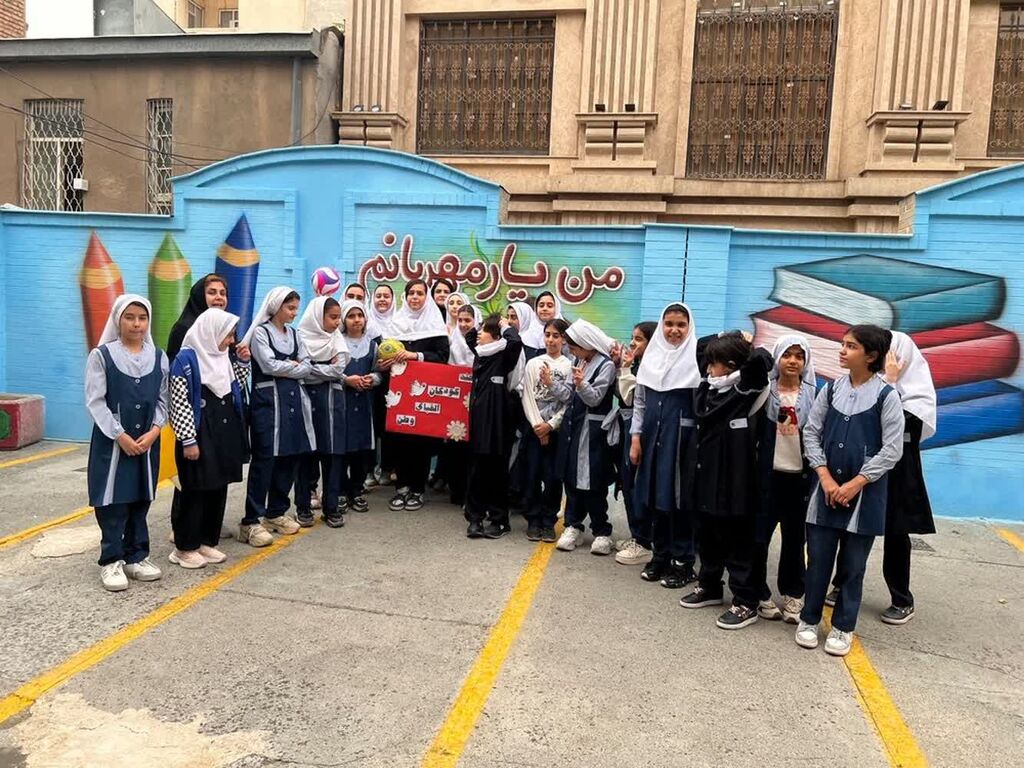 مربیان مرکز شماره ۱ کانون کرمانشاه با اجرای برنامه در مدرسه شادی آفریدند