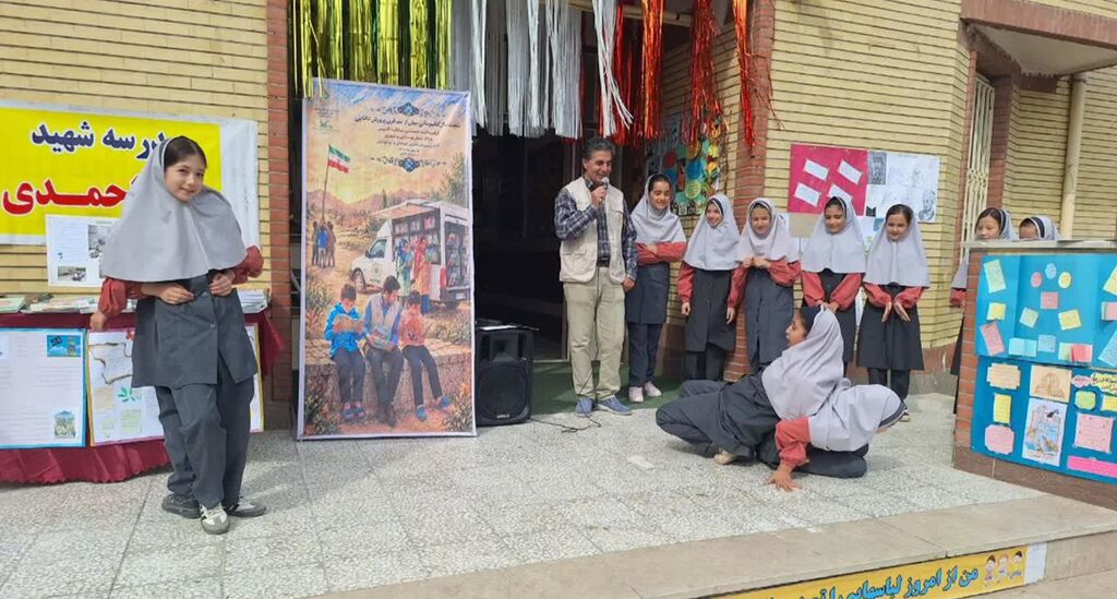 جشن هفته ملی کودک با حضور کتابخانه سیار کانون البرز در چهارباغ