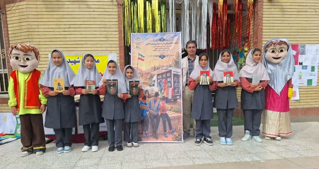 جشن هفته ملی کودک با حضور کتابخانه سیار کانون البرز در چهارباغ