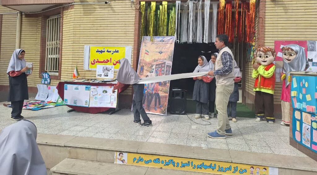 جشن هفته ملی کودک با حضور کتابخانه سیار کانون البرز در چهارباغ
