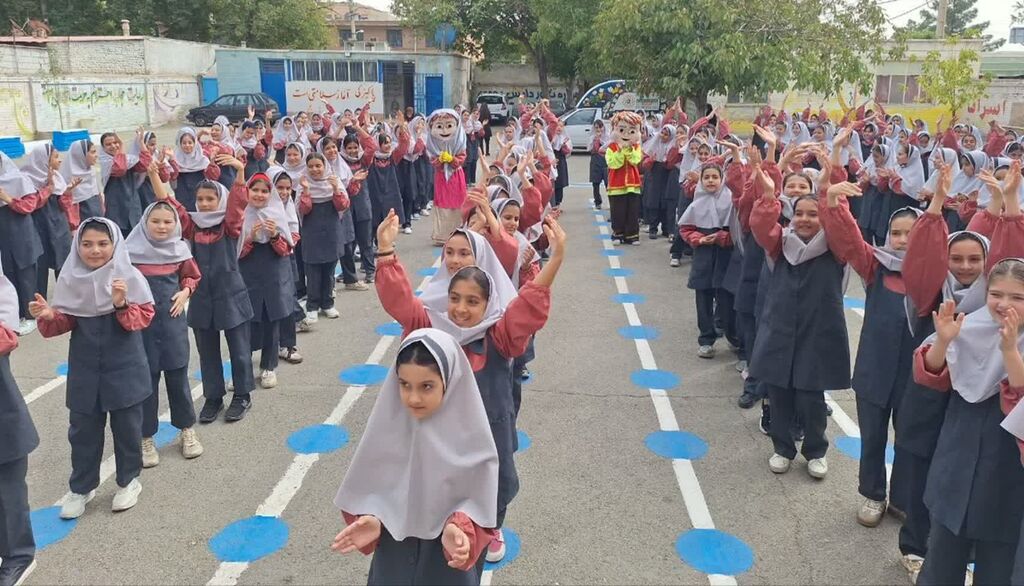 جشن هفته ملی کودک با حضور کتابخانه سیار کانون البرز در چهارباغ