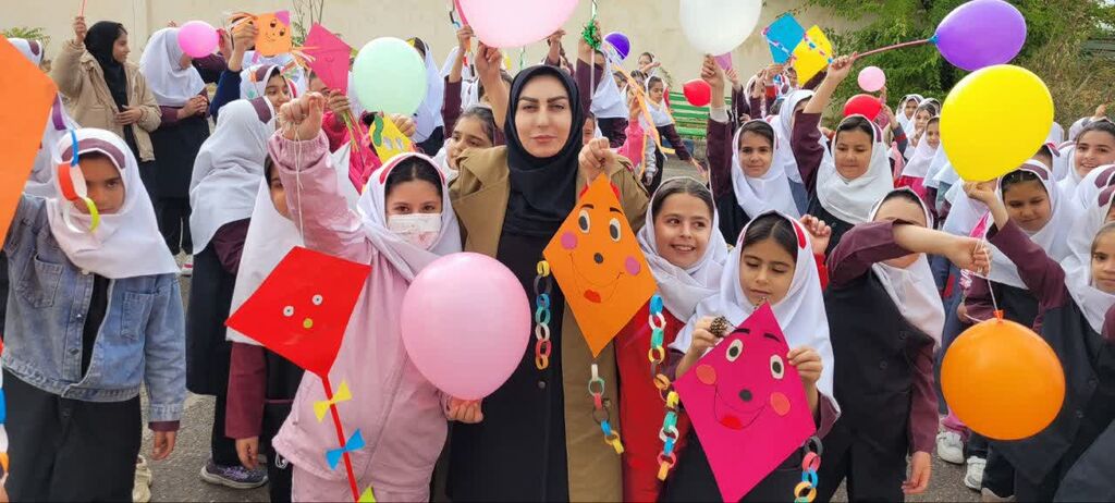 پرواز بادبادک‌های امید در آسمان پاییزی مرکز زرین‌آباد