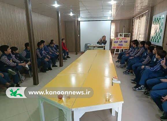نشست ادبی «بیا تا گل برافشانیم» در کانون پرورش فکری اراک برگزار شد