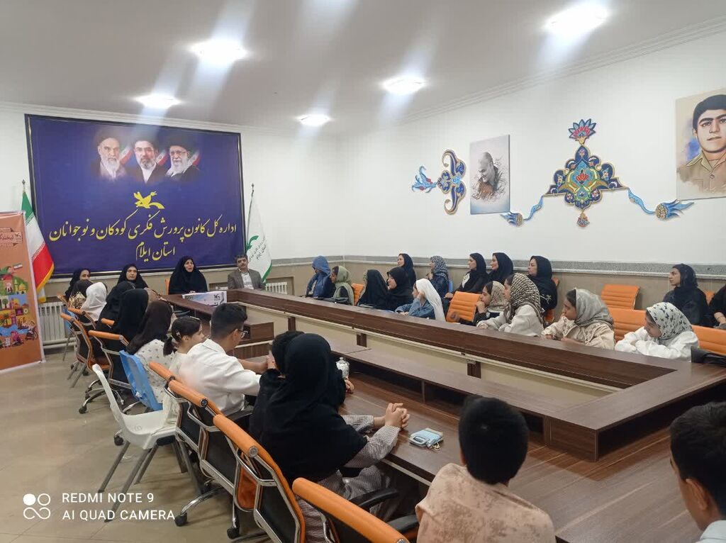 نشست صمیمی مدیرکل کانون ایلام با کانون‌یاران فعال به مناسبت هفته ملی کودک