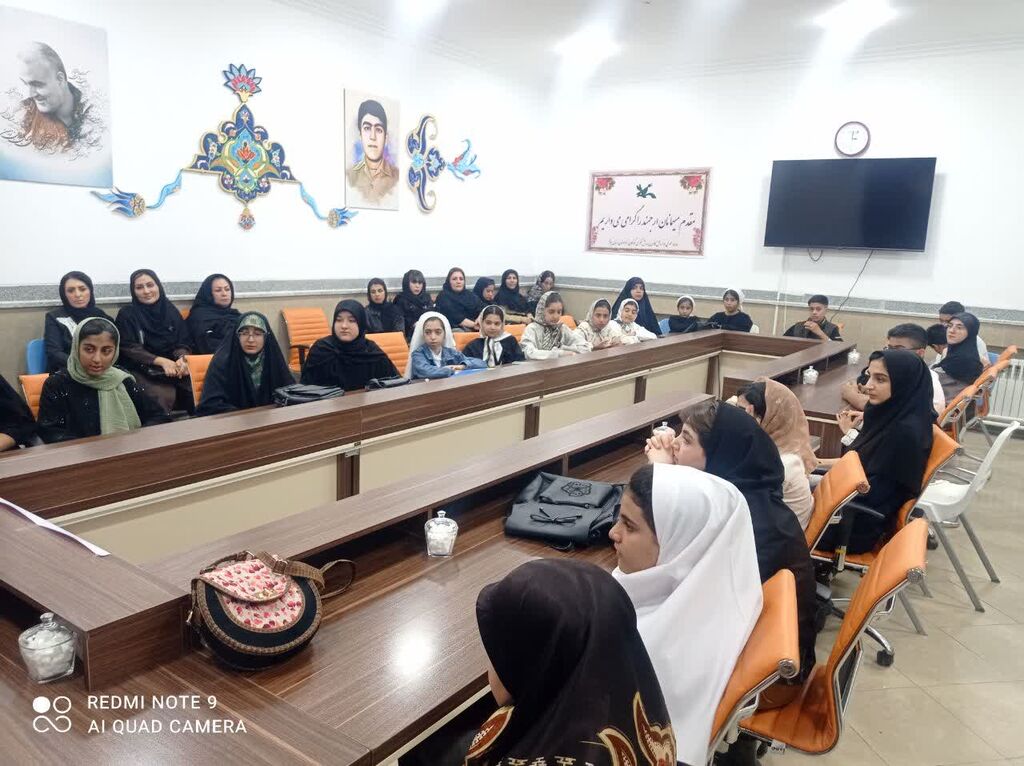 نشست صمیمی مدیرکل کانون ایلام با کانونیاران فعال به مناسبت هفته ملی کودک