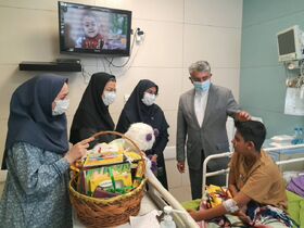 عیادت مدیرکل کانون پرورش فکری هرمزگان  از کودکان بستری در بیمارستان