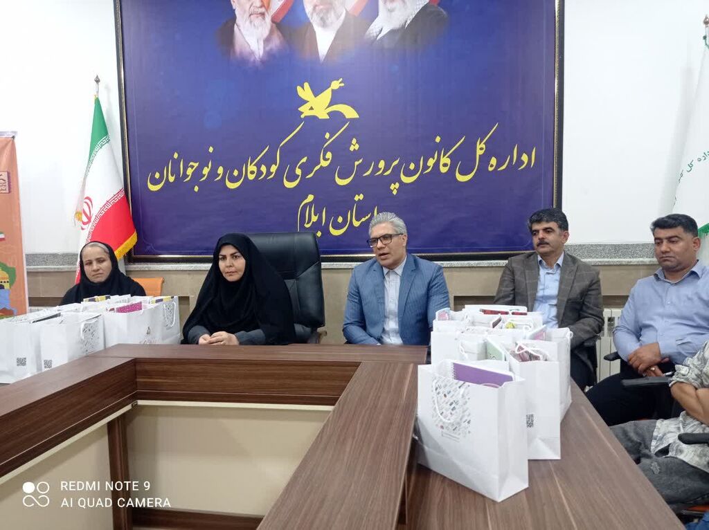اهدای پک‌های فرهنگی به کودکان کار در ایلام به مناسبت هفته ملی کودک