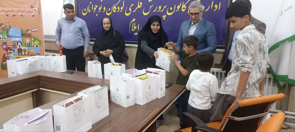 اهدای پک‌های فرهنگی به کودکان کار در ایلام به مناسبت هفته ملی کودک