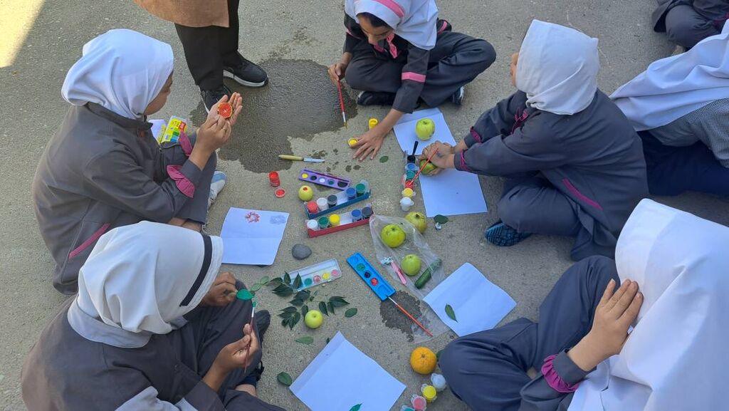 کارگاهِ هنریِ کانون در مدرسه «دانش» شهر جدید ایوانکی