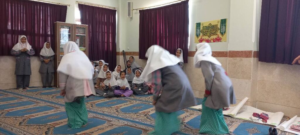 «پیک امیدِ» کانون، میهمانِ دانش‌آموزانِ دبستان برکتِ رکن‌آباد شد