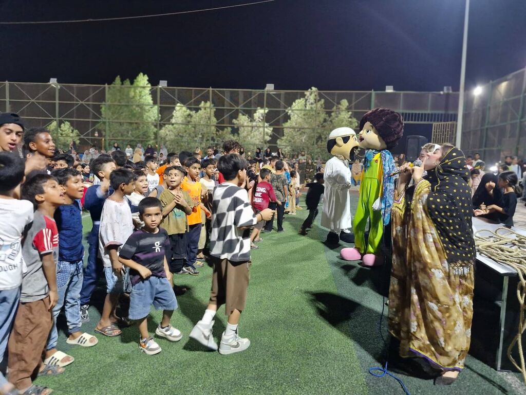 طنین اندازی شادی کودکان روستای طولا با «پیک لبخند» مرکز قشم