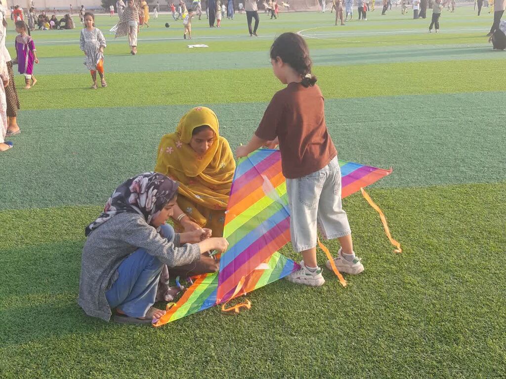 طنین شادی کودکان هرمزی در جشن بزرگ بادبادک‌ها؛ رویدادی برای گرامیداشت هفته ملی کودک