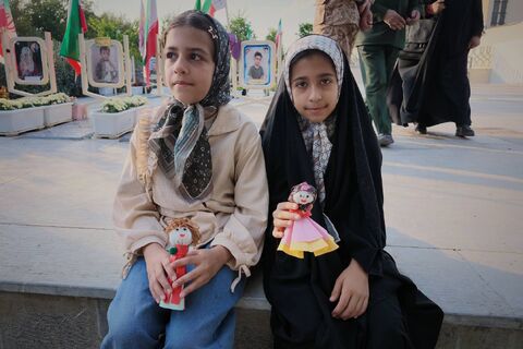 گزارش تصویری«عروسک‌های کوچک، آرزوهای بزرگ»؛ تجدید میثاق کودکان اصفهان با شهدای کودک و نوجوان جنگ رمضان