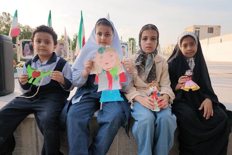 گزارش تصویری«عروسک‌های کوچک، آرزوهای بزرگ»؛ تجدید میثاق کودکان اصفهان با شهدای کودک و نوجوان جنگ رمضان