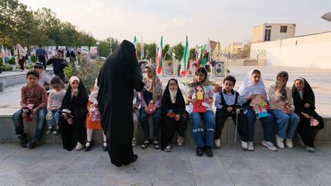 گزارش تصویری«عروسک‌های کوچک، آرزوهای بزرگ»؛ تجدید میثاق کودکان اصفهان با شهدای کودک و نوجوان جنگ رمضان