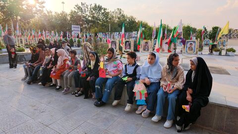 گزارش تصویری«عروسک‌های کوچک، آرزوهای بزرگ»؛ تجدید میثاق کودکان اصفهان با شهدای کودک و نوجوان جنگ رمضان