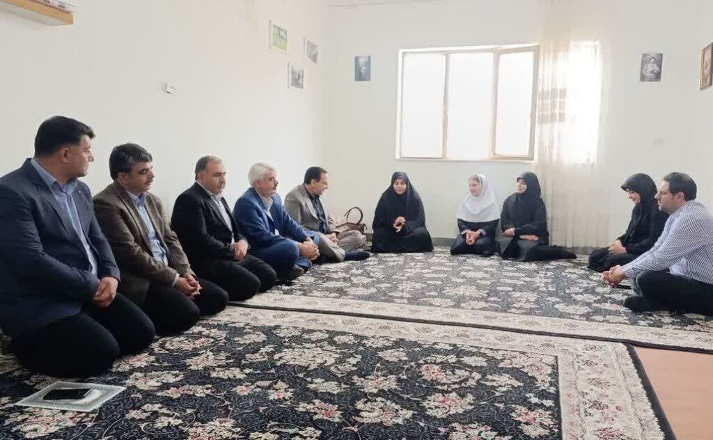 دیدار مدیرکل کانون پرورش فکری و معاون سیاسی امنیتی اجتماعی استاندار ایلام با خانواده شهید مدافع امنیت در آخرین روز از هفته ملی کودک ایلام ـ در آخرین روز از هفته ملی کودک