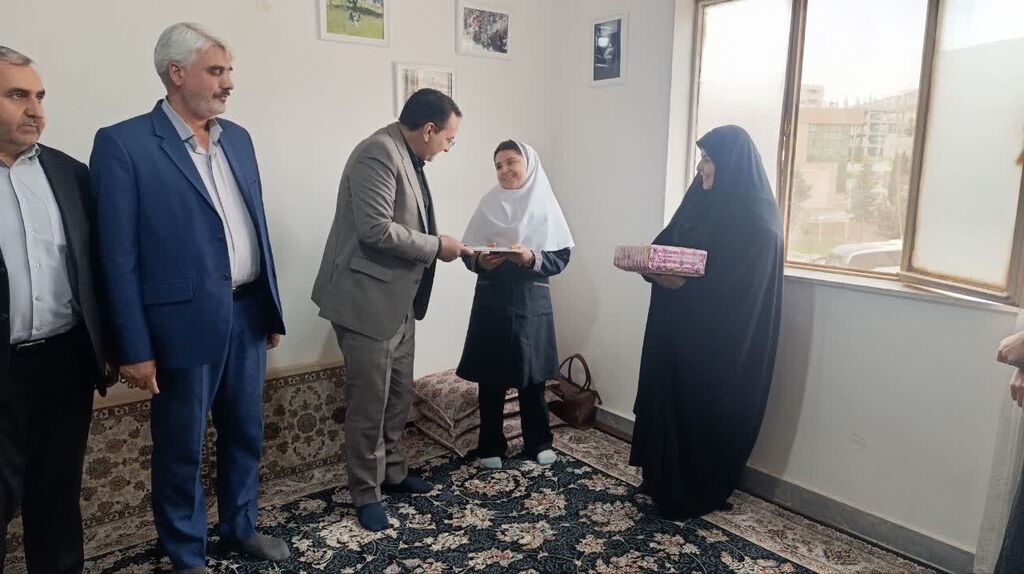 دیدار مدیرکل کانون پرورش فکری و معاون سیاسی امنیتی اجتماعی استاندار ایلام با خانواده شهید مدافع امنیت در آخرین روز از هفته ملی کودک ایلام ـ در آخرین روز از هفته ملی کودک