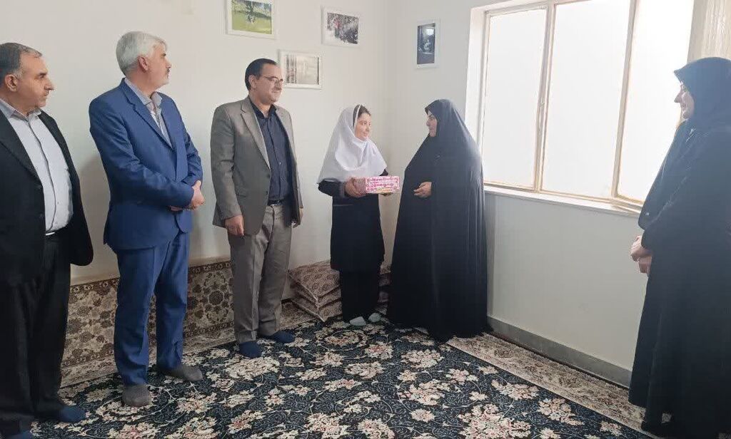 دیدار مدیرکل کانون پرورش فکری و معاون سیاسی امنیتی اجتماعی استاندار ایلام با خانواده شهید مدافع امنیت در آخرین روز از هفته ملی کودک ایلام ـ در آخرین روز از هفته ملی کودک