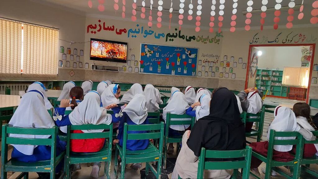 دانش‌آموزان دبستان حضرت خدیجه(س) هم در هفته ملی کودک میهمان کانون جوانرود شدند
