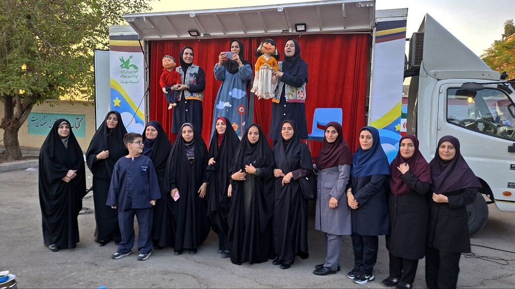 تماشاخانه سیار کانون استان تهران در روستای ولی‌آباد قرچک