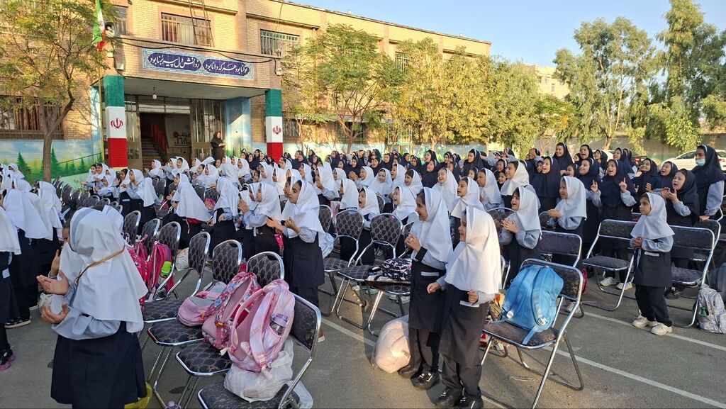 تماشاخانه سیار کانون استان تهران در روستای ولی‌آباد قرچک