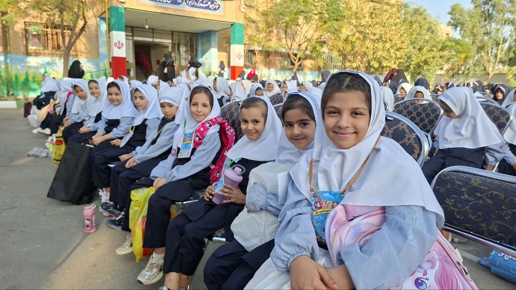 تماشاخانه سیار کانون استان تهران در روستای ولیآباد قرچک