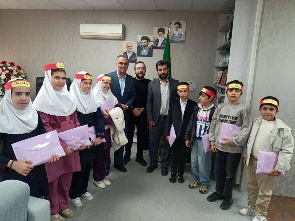 دیدار صمیمانه فرماندار اهر با استعدادهای کانون پرورش فکری تحت شعار «لبخند کودکان، الفبای وطن»