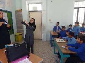 «یک کتاب فاصله تا لبخند»؛ کتابخانه پستی کانون پرورش فکری هرمزگان مهمان کودکان و دانش‌آموزان شهر تخت شد