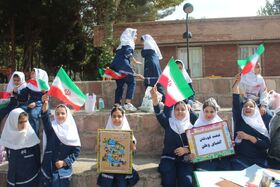 پرواز پیام‌های همدلی کودکان مهابادی بر فراز آسمان