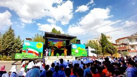 تماشاخانه سیار کانون در لرستان میهمان بچه های شهرستان دورود شد