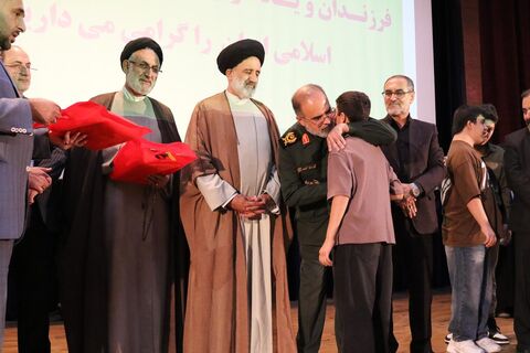 آیین تجلیل از فرزندان شهدای کودک و نوجوان در مازندران