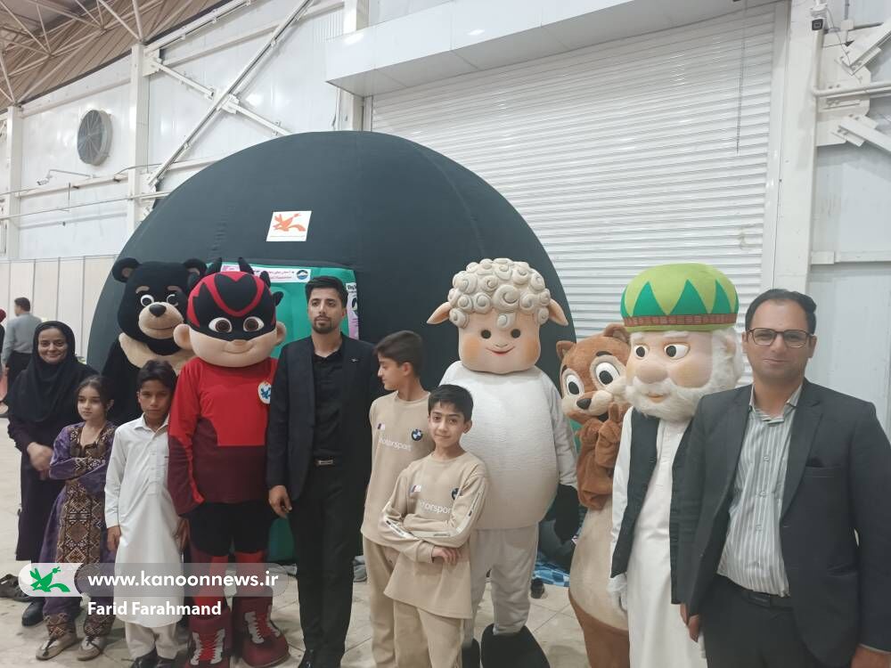 عروسک‌های غول‌پیکر کانون، شادی را به نمایشگاه کتاب زاهدان آوردند