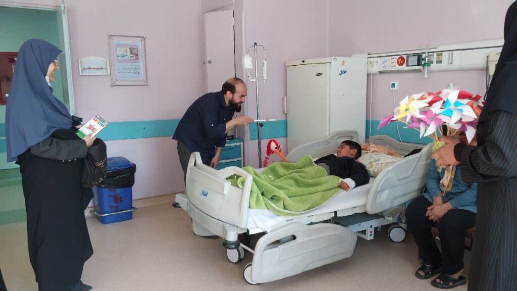 عیادت از کودکان بستری در بیمارستان به مناسبت هفته ملی کودک با حضور مربیان مراکز نیشابور