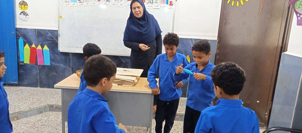«یک کتاب فاصله تا لبخند»؛ کتابخانه پستی کانون پرورش فکری هرمزگان مهمان کودکان و دانشآموزان شهر تخت شد
