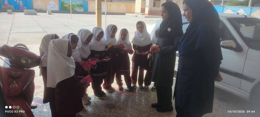 «یک کتاب فاصله تا لبخند»؛ کتابخانه پستی کانون پرورش فکری هرمزگان مهمان کودکان و دانش‌آموزان شهر تخت شد