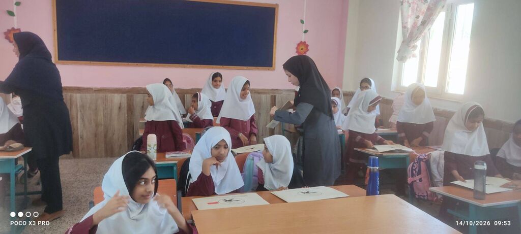 «یک کتاب فاصله تا لبخند»؛ کتابخانه پستی کانون پرورش فکری هرمزگان مهمان کودکان و دانش‌آموزان شهر تخت شد
