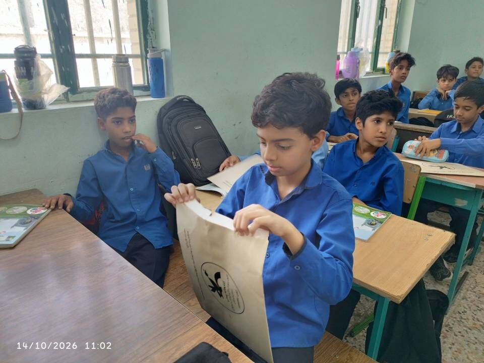 «یک کتاب فاصله تا لبخند»؛ کتابخانه پستی کانون پرورش فکری هرمزگان مهمان کودکان و دانشآموزان شهر تخت شد