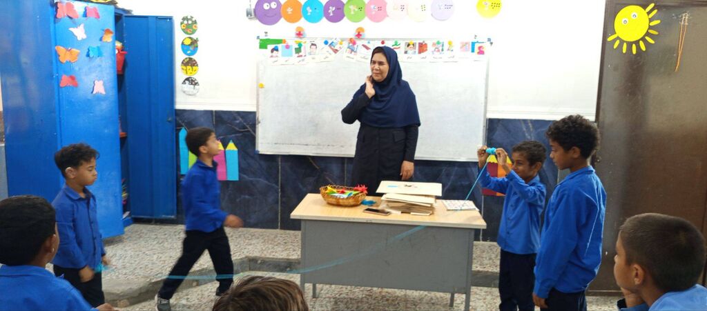 «یک کتاب فاصله تا لبخند»؛ کتابخانه پستی کانون پرورش فکری هرمزگان مهمان کودکان و دانش‌آموزان شهر تخت شد