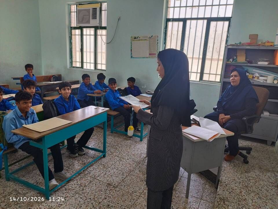 «یک کتاب فاصله تا لبخند»؛ کتابخانه پستی کانون پرورش فکری هرمزگان مهمان کودکان و دانش‌آموزان شهر تخت شد