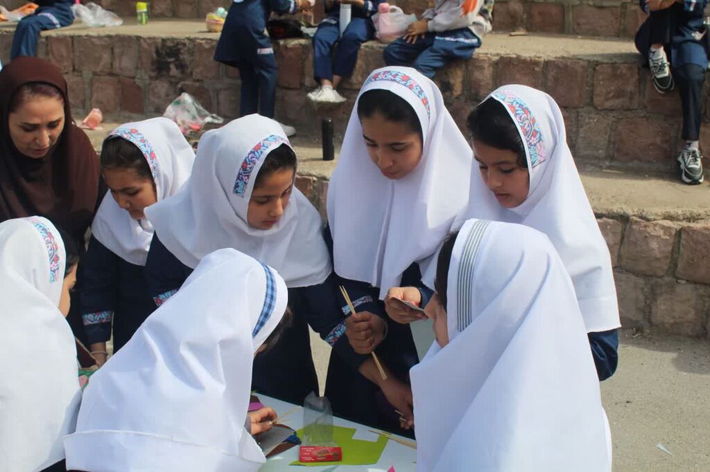 پرواز پیام‌های همدلی کودکان مهابادی بر فراز آسمان