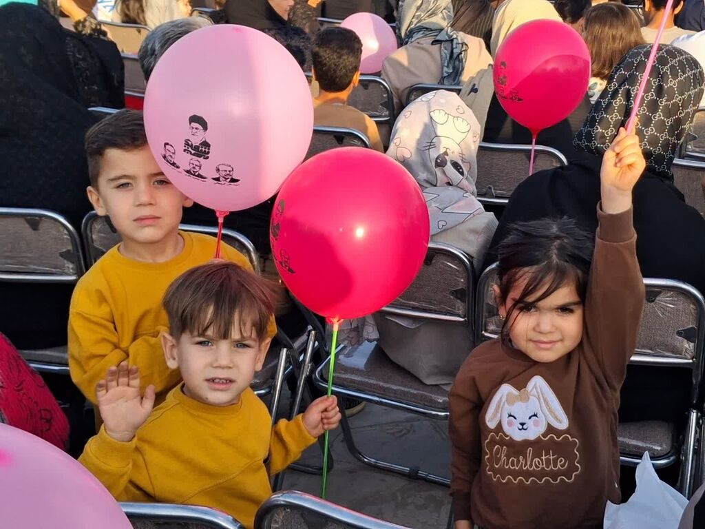 بمناسبت هفته ملی کودک جشن بادبادکها در بامشهر کاشمر برگزار شد