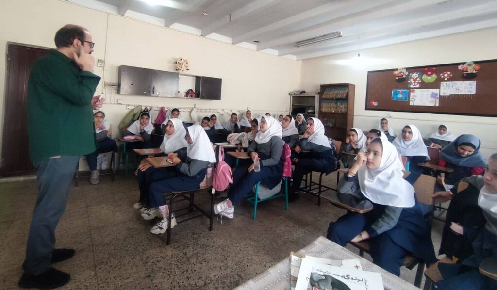 سفری به دنیای تخیل و ریتم؛ مریم اسلامی، شاعر ملی کودک و نوجوان، در مدرسه نعیمه تبریز