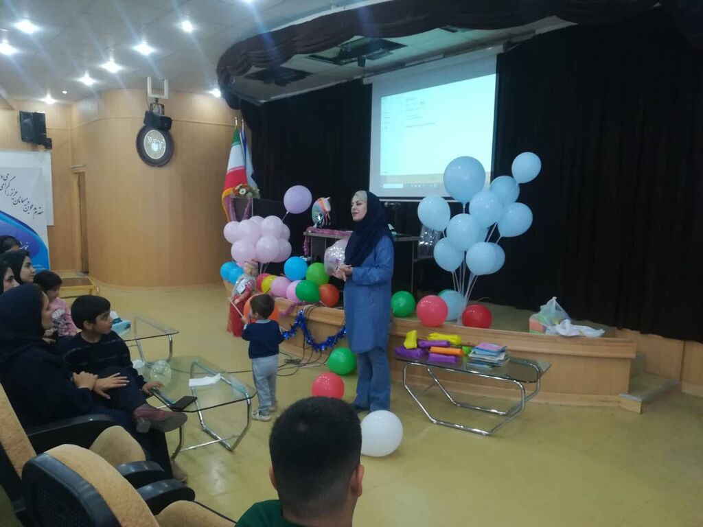 مراکز ۳ و ۱۴ ویژهبرنامه هفته ملی کودک را در بیمارستان محمد کرمانشاهی اجرا کردند