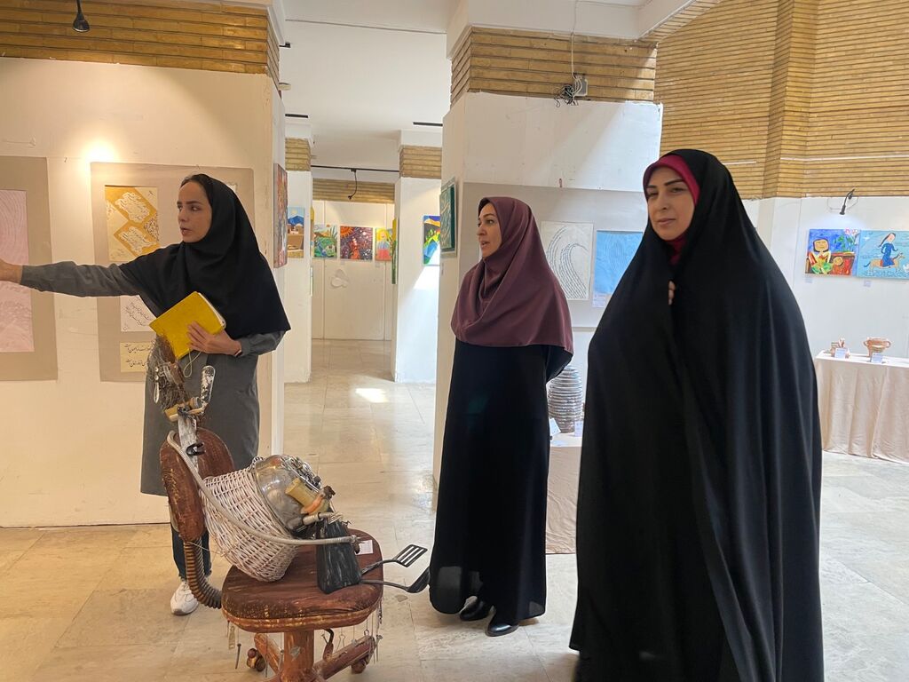 بازدید مسئولان کانون از نمایشگاه نسل نو و هنر معاصر