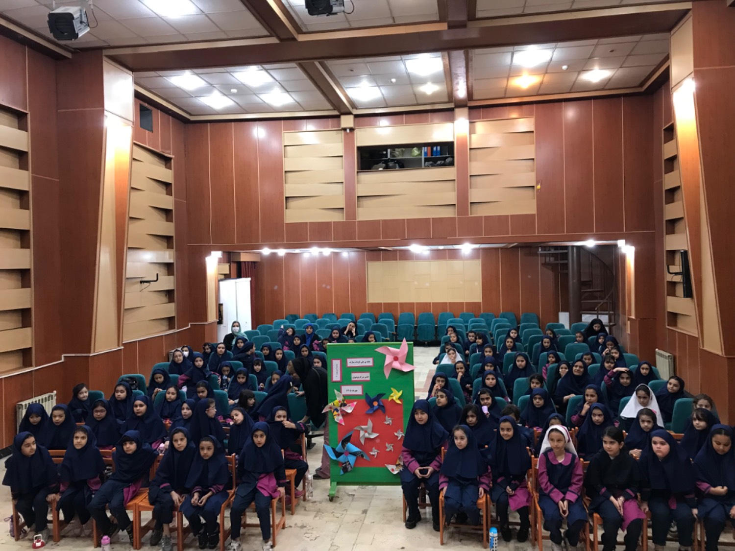 برگزاری مجموعه برنامههای هفته ملی کودک در مرکز فراگیر ۴۰
