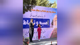 عضو کودک کانون سنقر در پیاده‌روی همگانی نقالی اجرا کرد