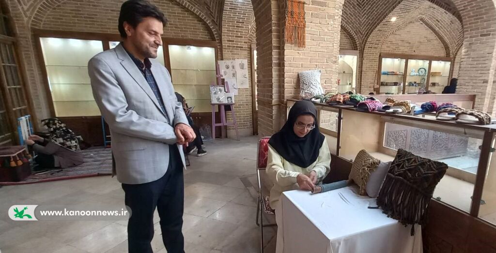 بازدید مدیرکل کانون کردستان از نمایشگاه توانمندی‌ها و دست‌سازه‌های نابینایان و کم‌بینایان سنندج