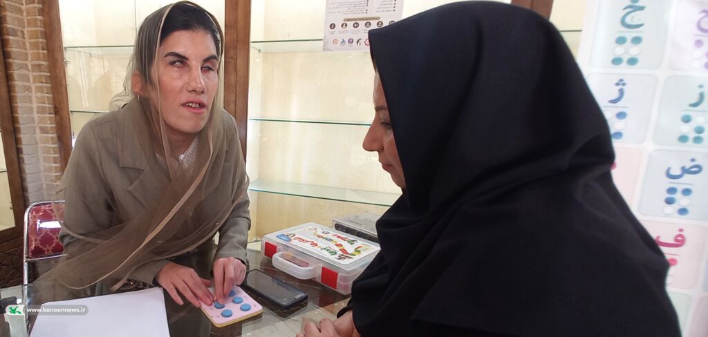 بازدید مدیرکل کانون کردستان از نمایشگاه توانمندی‌ها و دست‌سازه‌های نابینایان و کم‌بینایان سنندج