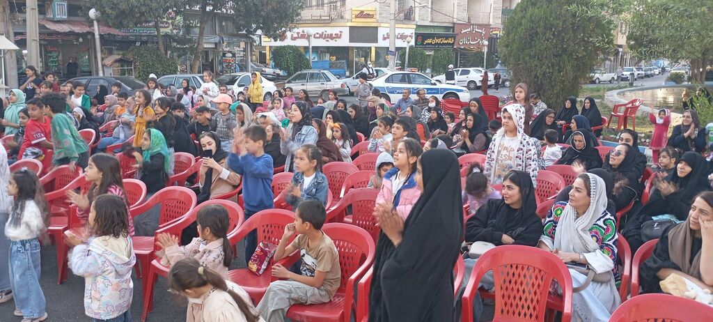 تماشاخانه سیار کانون استان تهران مهمان کودکان فیروزکوه در هفته فرهنگی این شهرستان شد